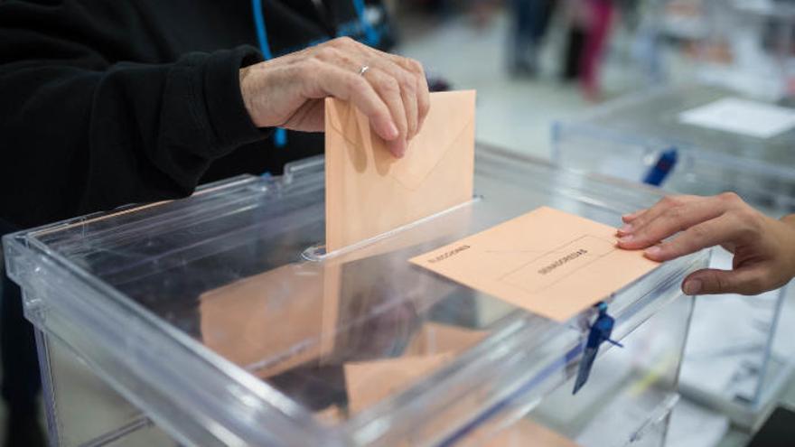 Un ciudadano introduce su papeleta para el Senado este domingo electoral.