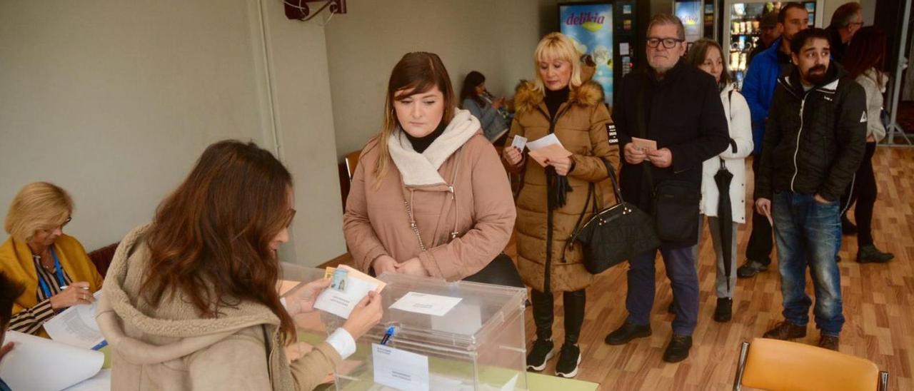 Votación en un colegio electoral de Pontevedra en 2019.