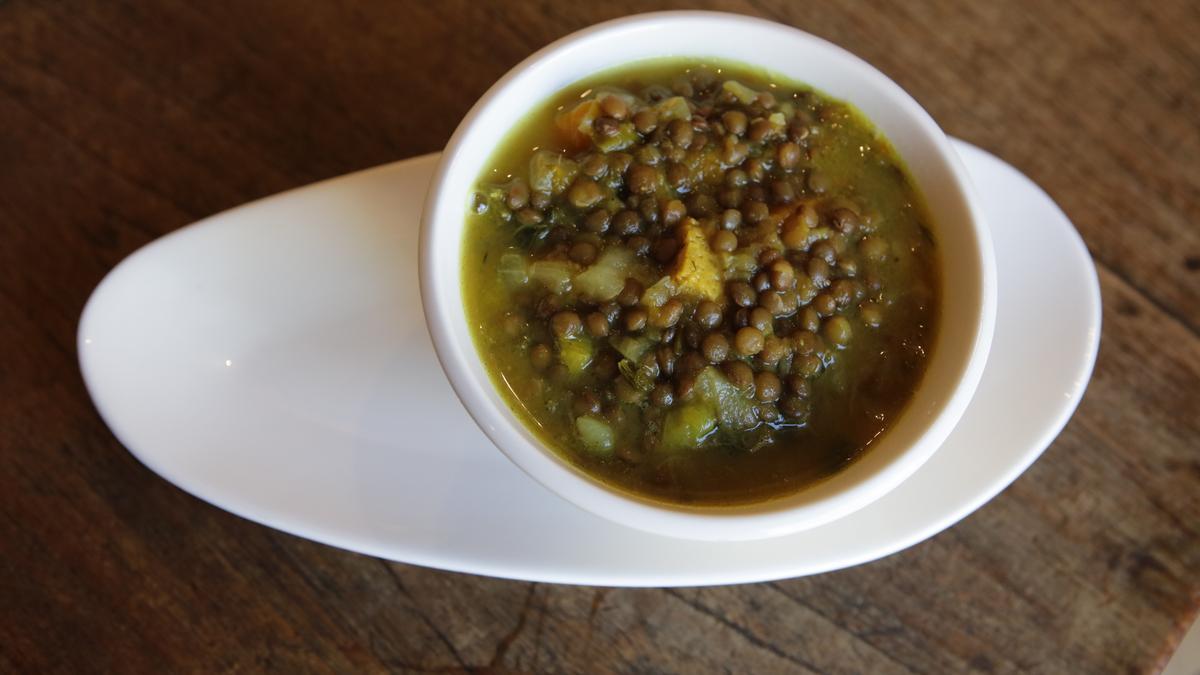 Dupuy-Linsensuppe mit Kartoffeln und Gemüse.