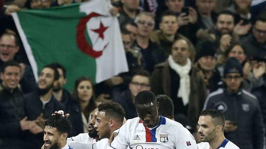 Los jugadores del Lyon celebran uno de los goles. // Efe