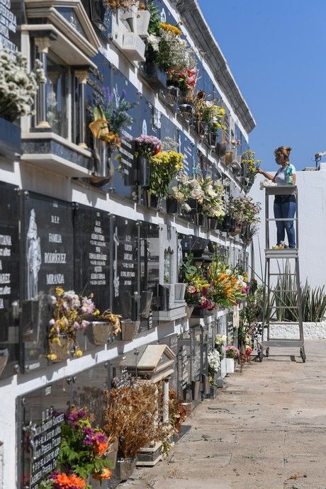Cementerios de San Juan y San Gregorio antes del Día de Todos los Santos