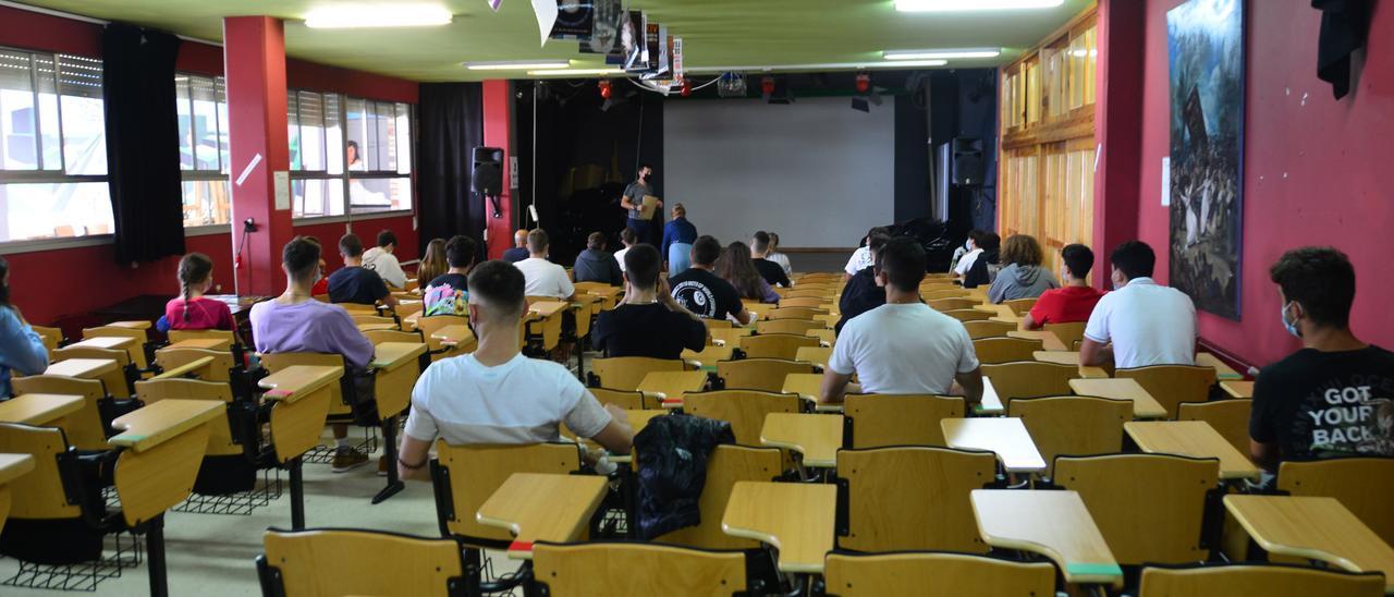 Presentación de los alumnos de primero de Bachillerato ayer en el IES María Soliño..