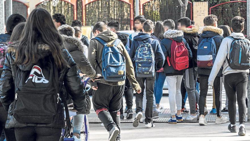 Estudiantes de Secundaria y Bachillerato de uno de los institutos de la provincia que han participado en la encuesta por autonomías.