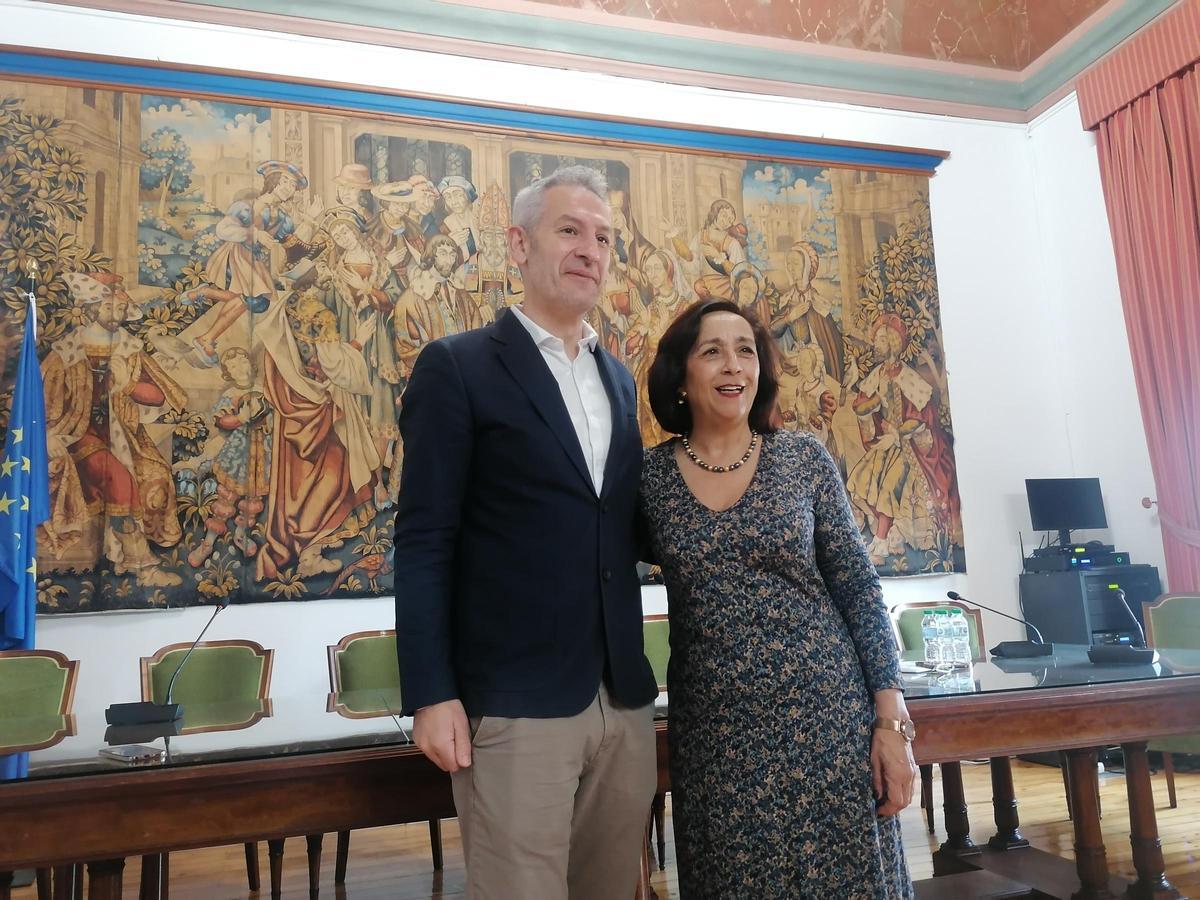 Carlos Rodríguez con Ángeles Medina tras el pleno celebrado este jueves.