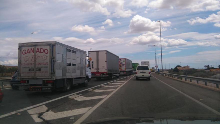 Un tráiler cargado de melones vuelca en la A-7