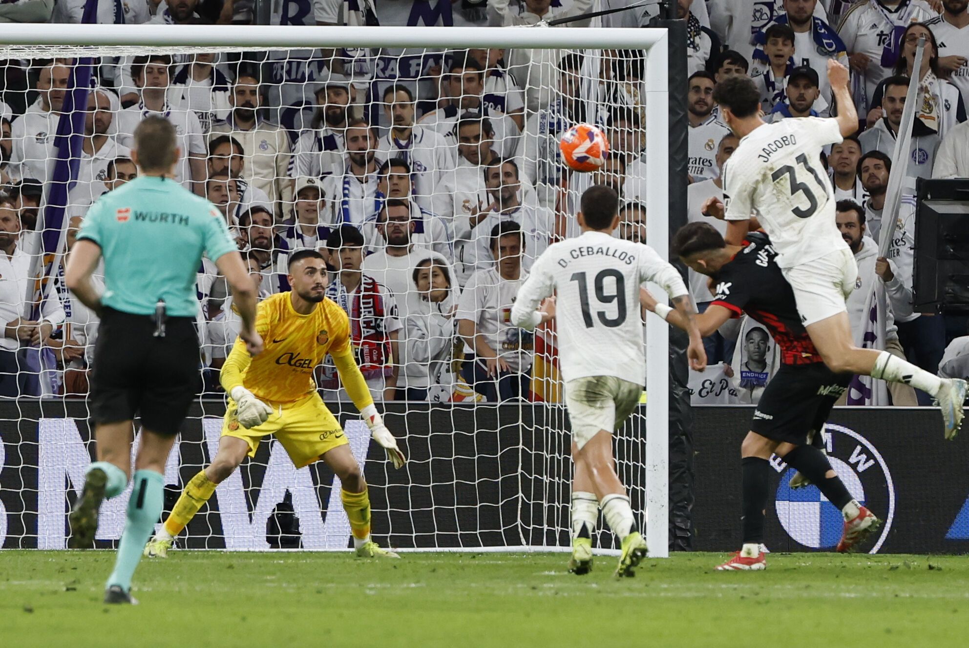 MADRID, 14/05/2025.- El defensa del Madrid Jacobo Ramón (d) marcarel segundo gol ante el Mallorca, durante el partido de LaLiga de fútbol que Real Madrid y RCD Mallorca disputan este miércoles en el estadio Santiago Bernabéu. EFE/Chema Moya