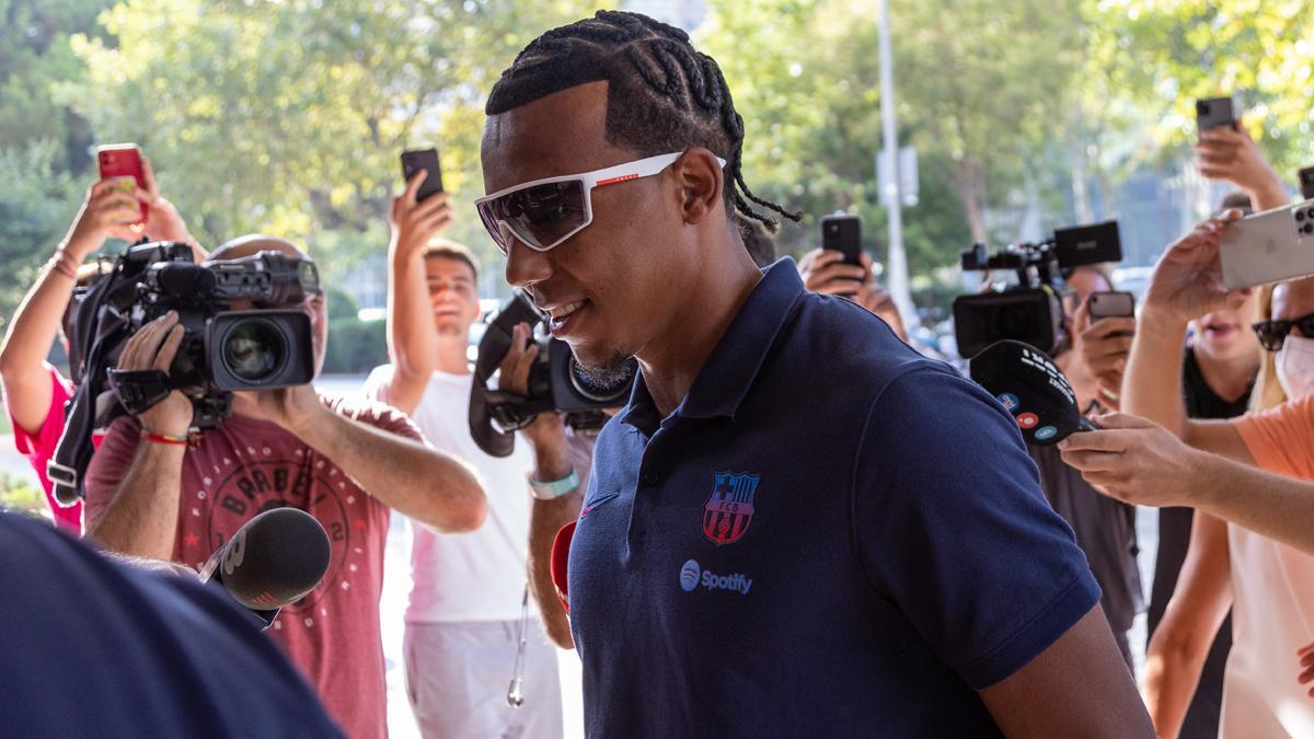 Kundé pasa el reconocimiento médico que le convertirá oficialmente en jugador del Barça.