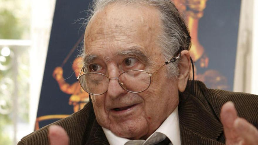 Rafael Sánchez Ferlosio, premio Cervantes 2004, presentando su libro &#039;God and Gun&#039;