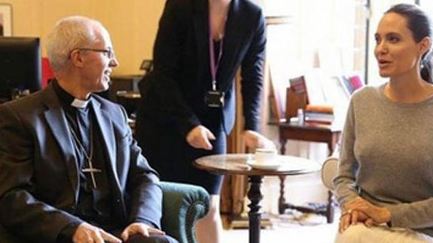 Angelina Jolie la fa grossa anant sense sostenidor a la reunió amb l&#039;arquebisbe de Canterbury