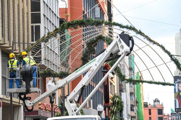 Colocado de alumbrado navideño en Triana