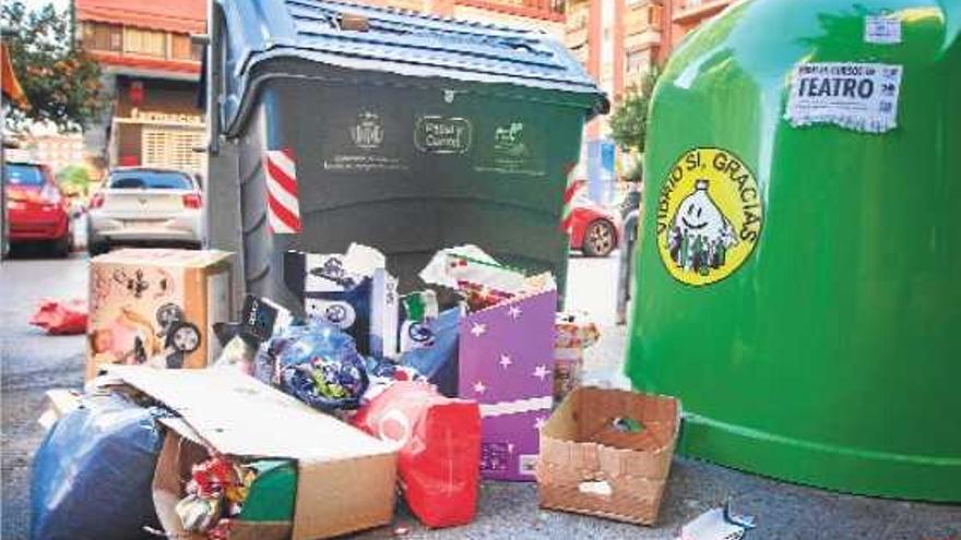 Los cartones, embalajes y paquetes que contenían los regalos duraron pocas horas en las calles de la ciudad.