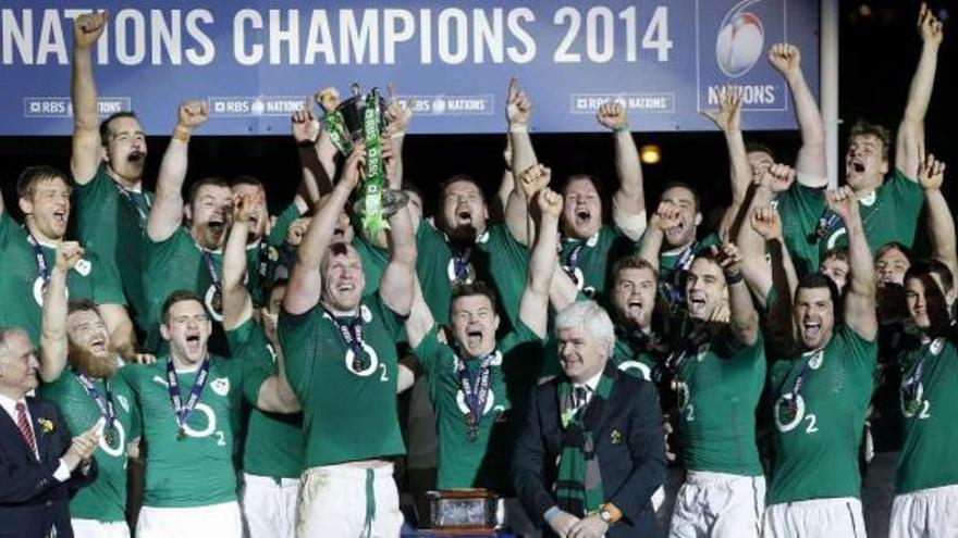 Paul O&#039;Connell, capitán irlandés, levanta el trofeo ante la alegría de los suyos. // Efe