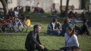 El impulsor de Camping en el Parc del Poblenou, conversando sobre la hierba junto al chiringuito desde el que se organizan actividades propuestas por la gente.