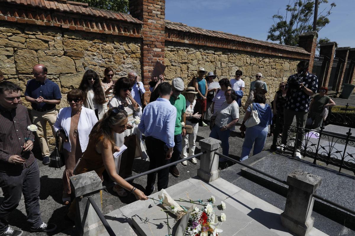 Oviedo. La Entidad Cultural Gaudiosa Asturias rinde homenaje a Leopoldo Alas Clarín en el 125.º aniversario de su fallecimiento en el cementerio de San Salvador