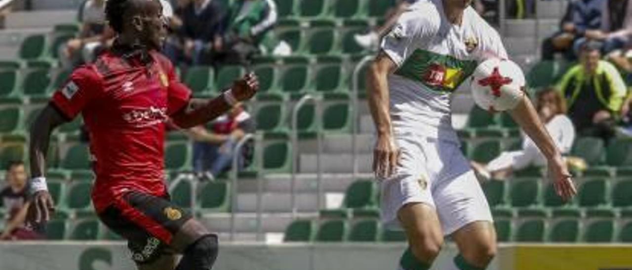 Manuel Sánchez, durante una acción del partido Elche-Mallorca jugado el domingo.