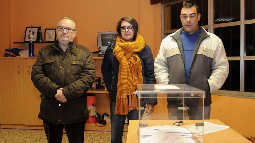 Amalio Cortizo, Estela Taboada y Antonio Costa, ayer, en el colegio electoral de Prado. // Bernabé/Javier Lalín