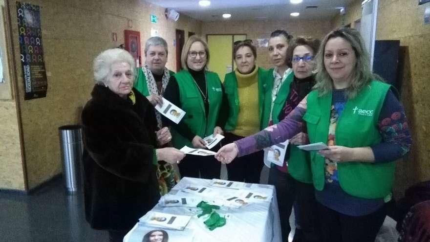 Voluntarias de la Junta Local reparten folletos informativos en el centro de salud.