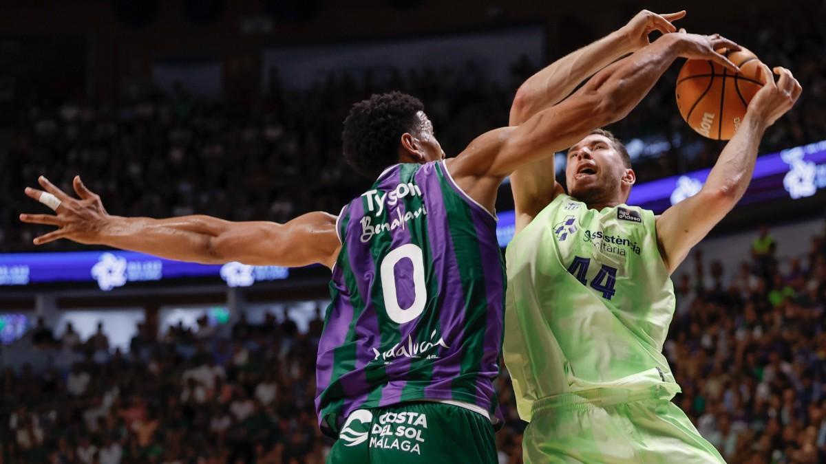 El ala-pívot de Unicaja Tyson Pérez (i) tapona a Joel Parra, del Barcelona, durante el partido de los cuartos de final de la Liga Endesa de baloncesto que Unicaja y FC Barcelona disputan este martes en Málaga