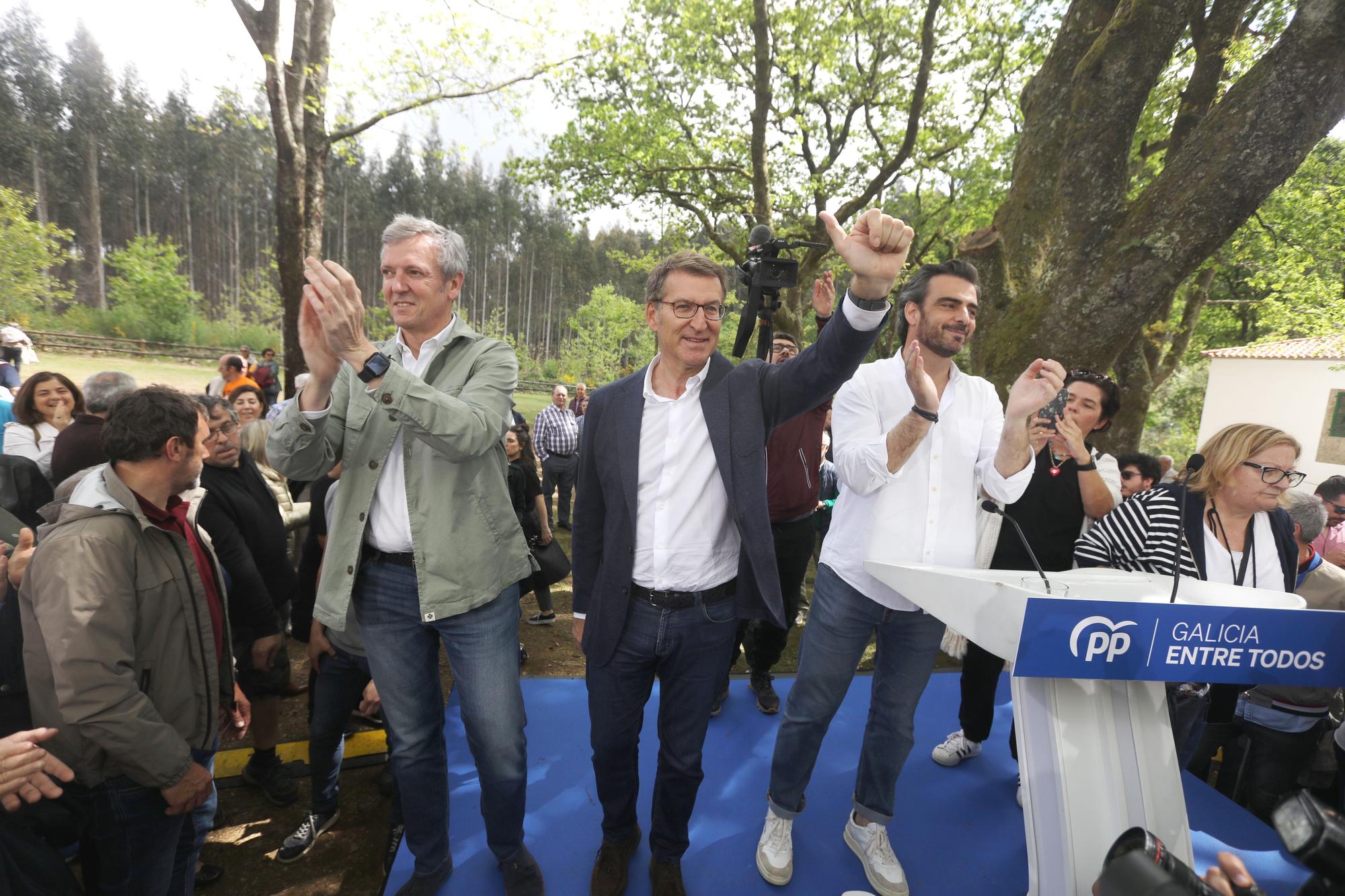 Feijóo se da un baño de masas a su regreso a Galicia