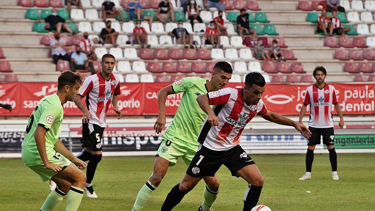 Arriba, Dani Hernández controla un balón entre rivales. | J. L. F.

Magunagoitia saca un balón, ayer. | J. L. F.

Piña, en una acción defensiva, ayer ante el Athletic. | J. L. F.