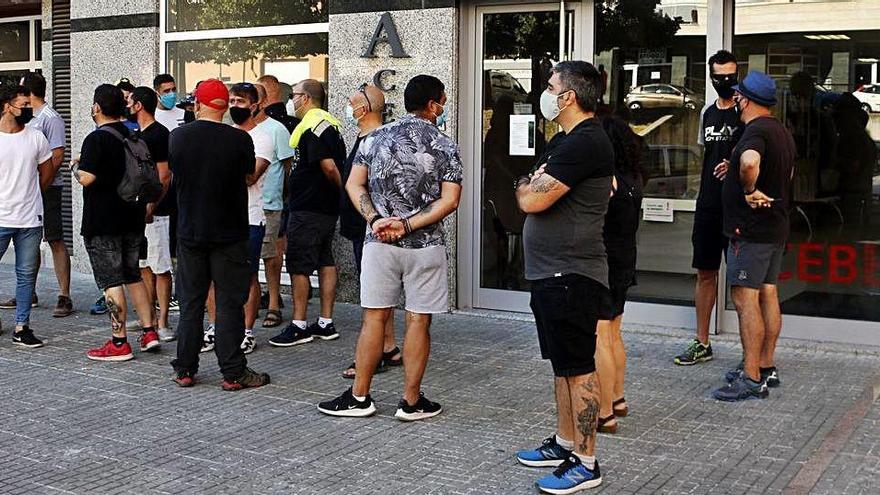 Els treballadors de Montajes Rus davant de la seu de l&#039;ACEB, on va fer-se la reunió