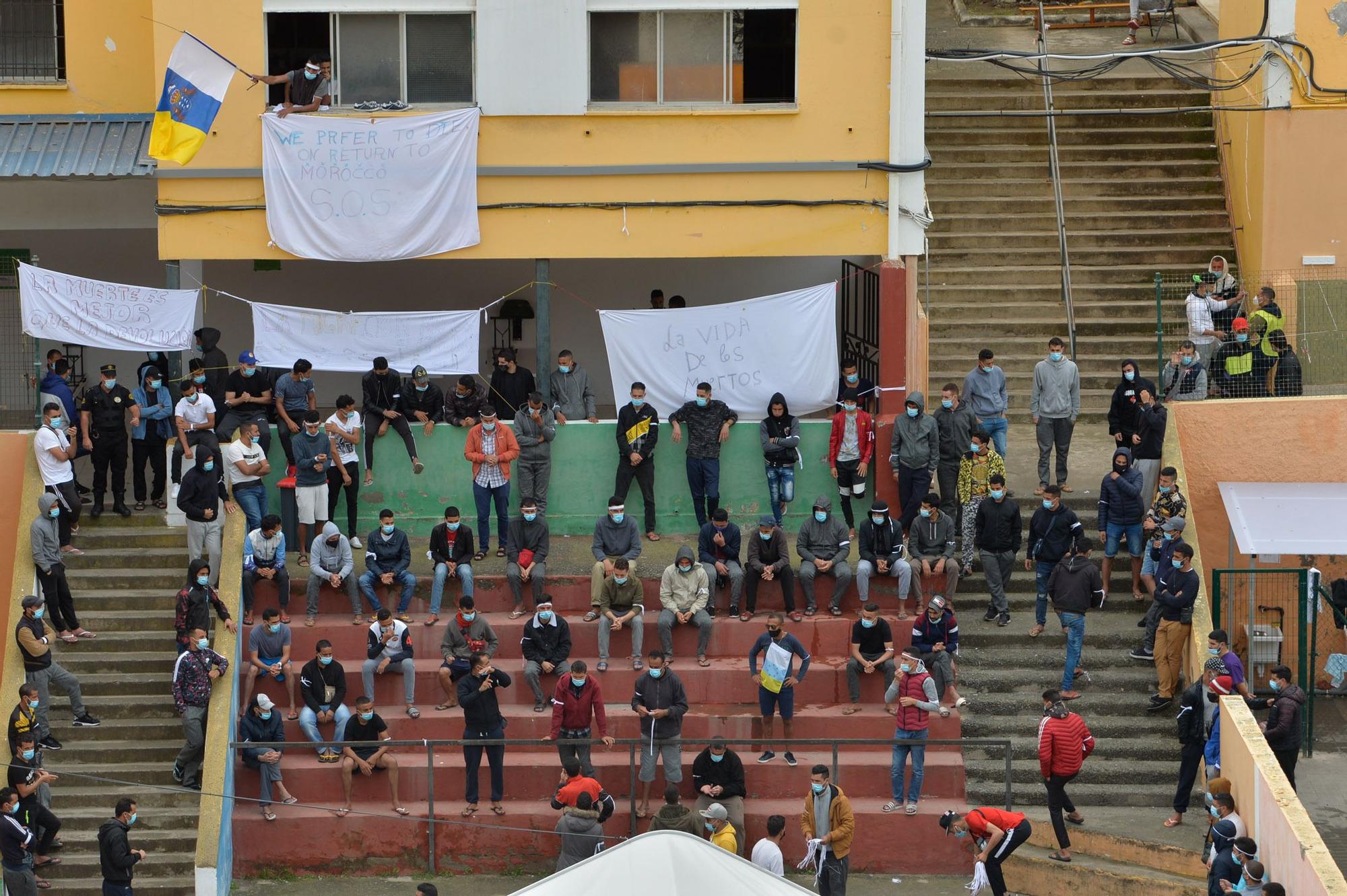 Protesta de los migrantes del Colegio León para que los dejen marcharse de Canarias