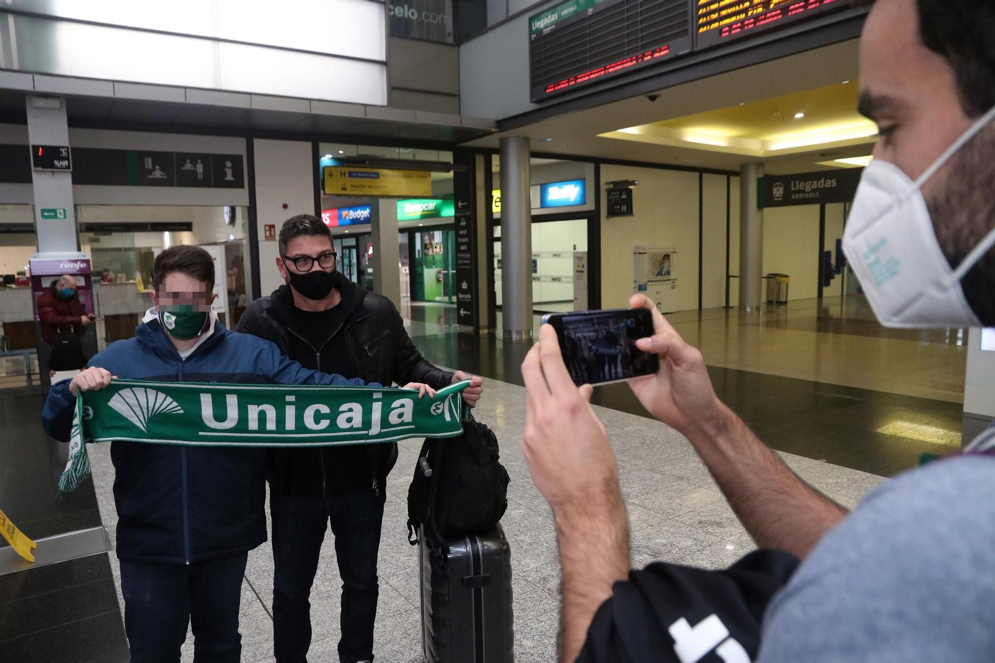 El griego Fotis Katsikaris, en la estación María Zambrano, a su llegada a Málaga.