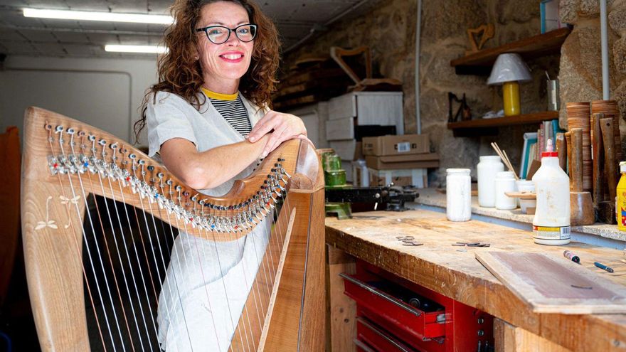 Manos de artesana para arpas únicas