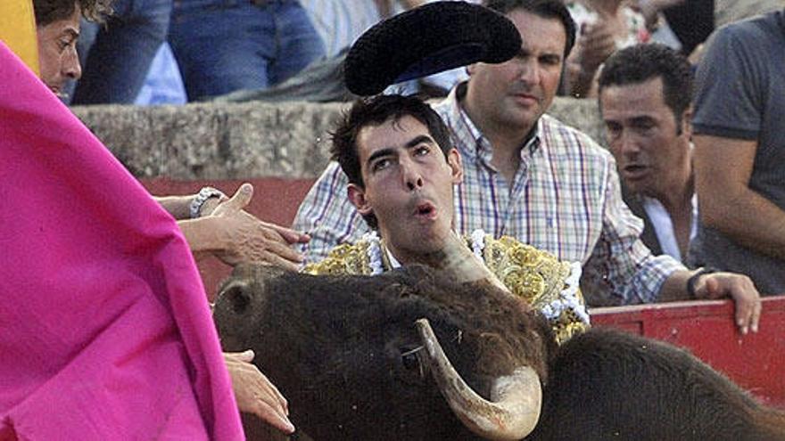 Momento en el que el toro cornea en el cuello a Jiménez Fortes.