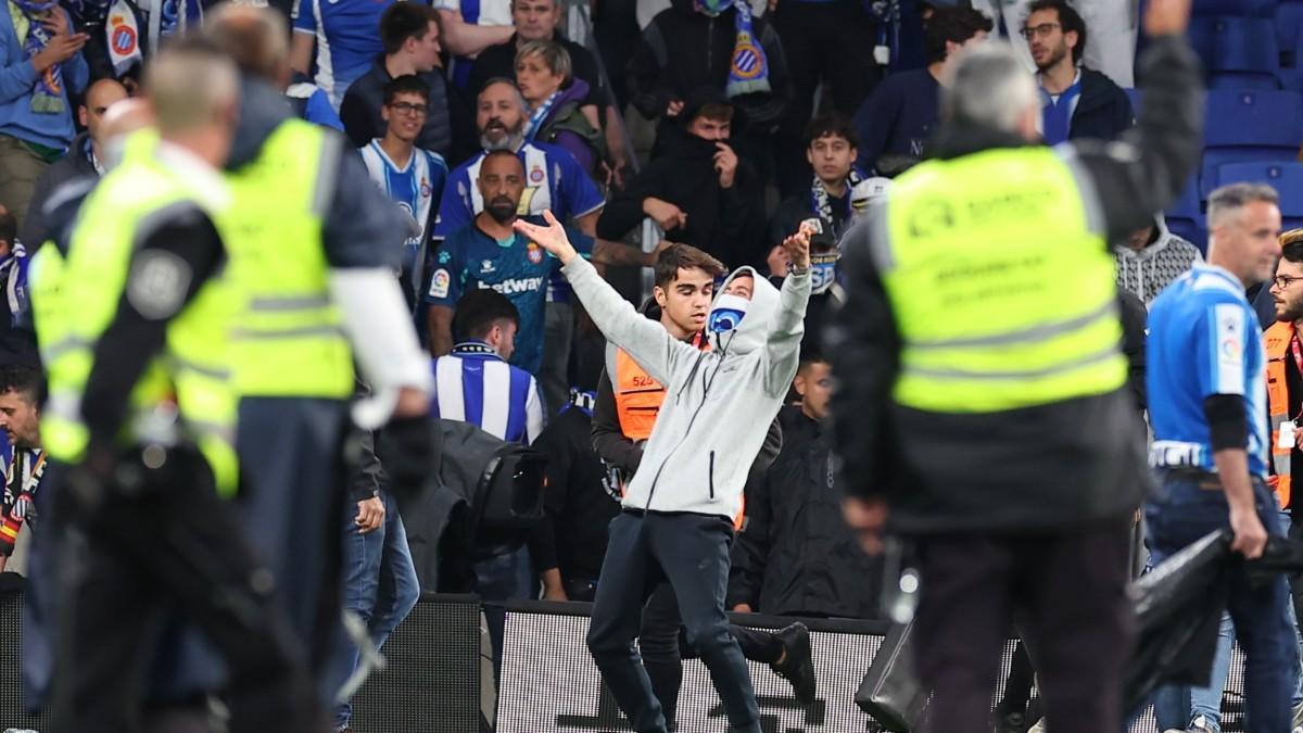 Los aficionados del Espanyol saltaron al campo