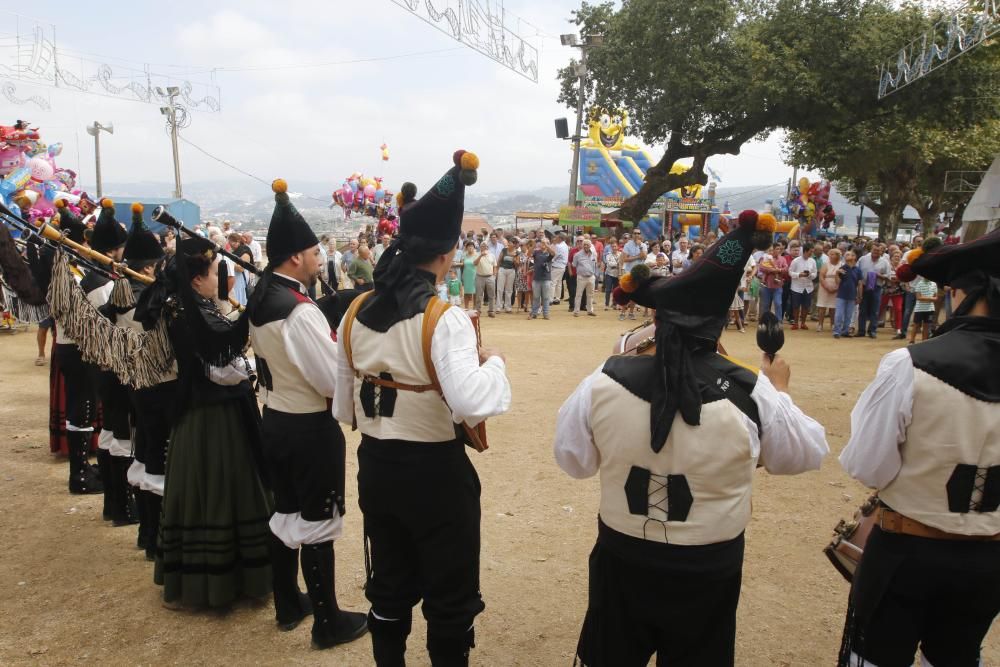 La procesión estuvo ambientada por la Unión Musical de Valladares y la Banda de Gaitas Xarabal, entre otros.