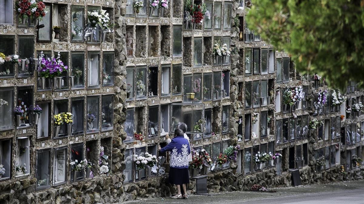 Una calle de un cementerio de Barcelona en una imagen de archivo. 