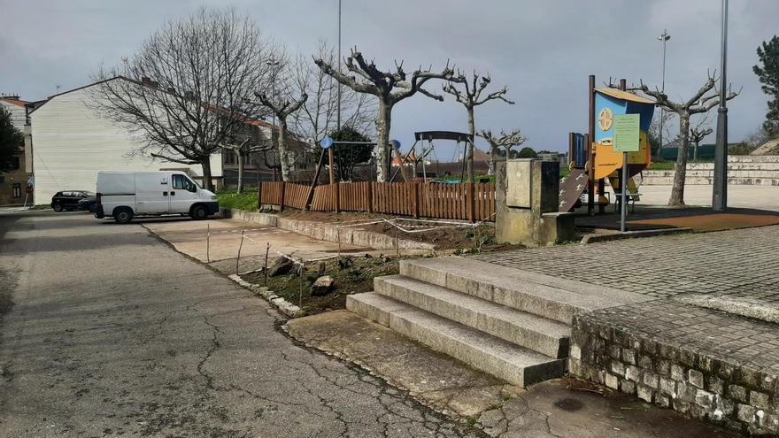 Un trabajador del Concello de Bueu, herido tras caer mientras podaba un árbol en Beluso