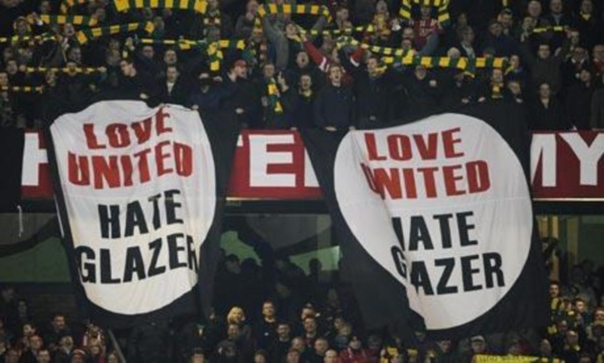 Pancarta en Old Trafford contra a la familia Glazer, propietaria del Manchester United.