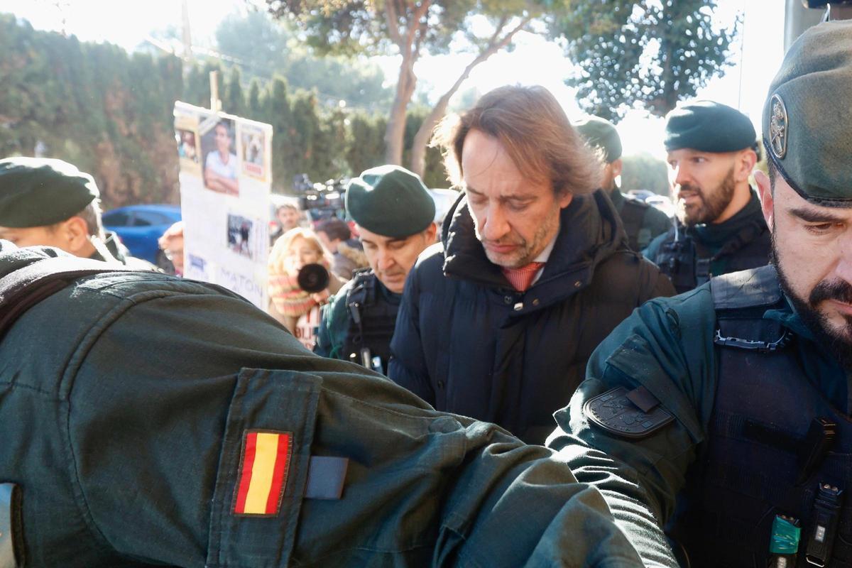 Pradas y José Manuel Cuenca salen de los juzgados de Catarroja