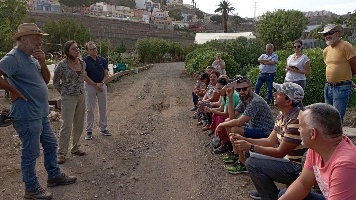 La concejala Belén Hidalgo, en el centro, da la bienvenida a los alumnos al curso.