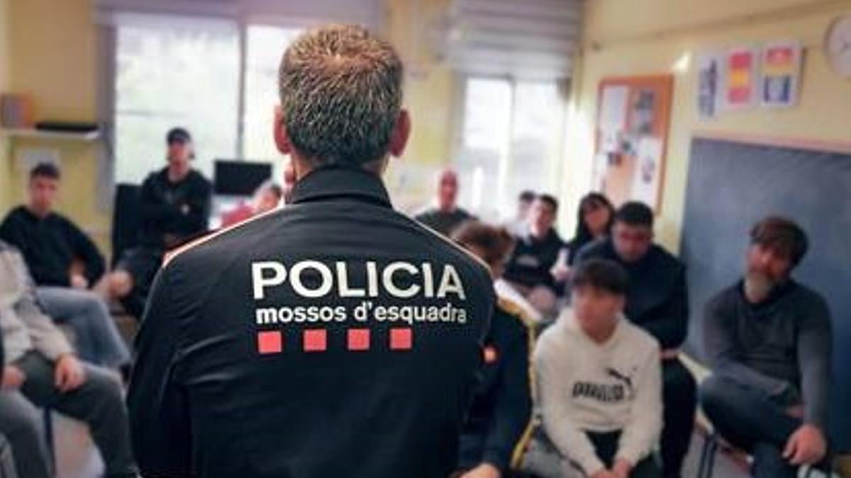Mossos dando una charla sobre discriminación en un instituto catalán