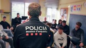 Mossos dando una charla sobre discriminación en un instituto catalán