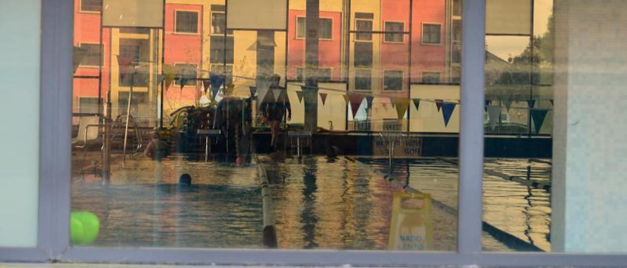 Usuarios en la piscina de Moaña, que sufrió dos cierres en un año por las restricciones sanitarias. |  G.N.