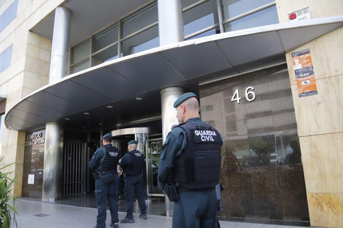 Efectivos de la Guardia Civil en el edificio Gran Capitán, unicado en el entorno del Córdoba Center, donde se han realizado registros.