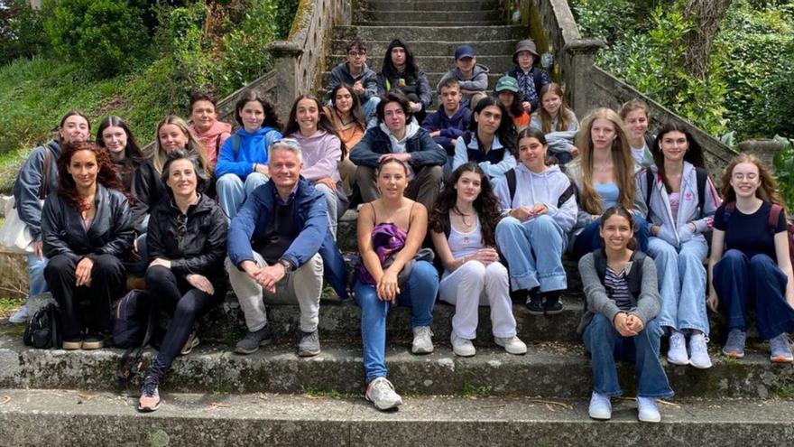 Alumnado de Rodeira e Berlín, onte, na illa de San Simón. | FdV