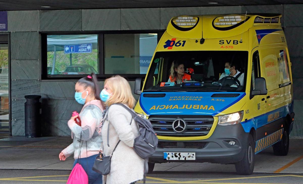 Ambulancia en el servicio de Urgencias del hospital de Vigo