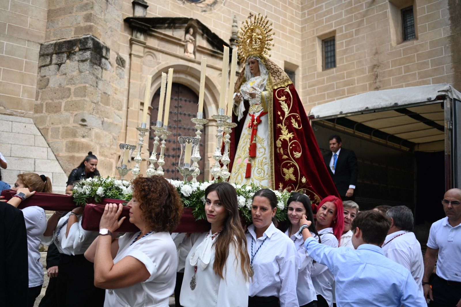 Fotogalería | Así fue el traslado de las Vírgenes a la catedral de Badajoz