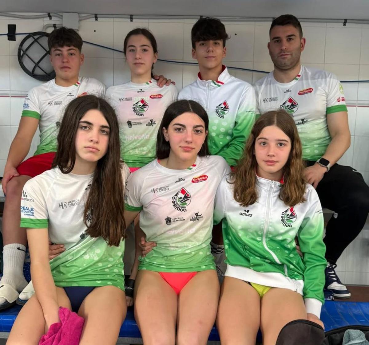 Los deportistas del CNS junto a su entrenador.