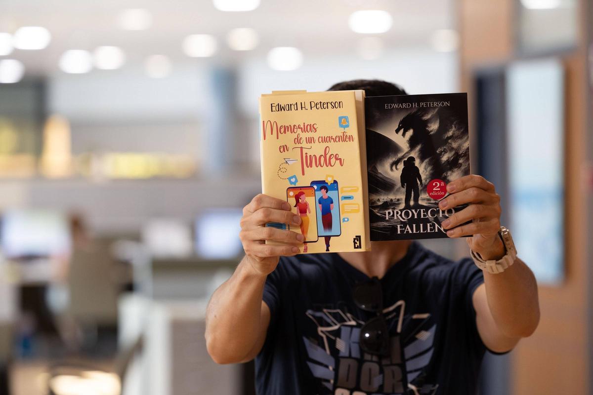 Edward H. Peterson, en una imagen de archivo, en la sede de Diario de Ibiza con sus dos obras anteriores.
