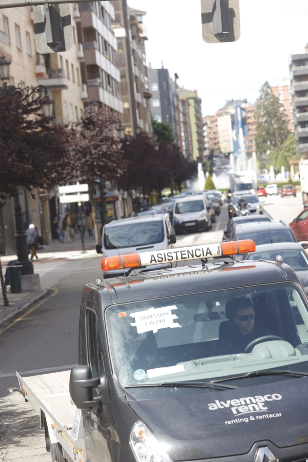 Caravana-manifestación frente a la Delegación del Gobierno para pedir una solución al "argayón" de Salas