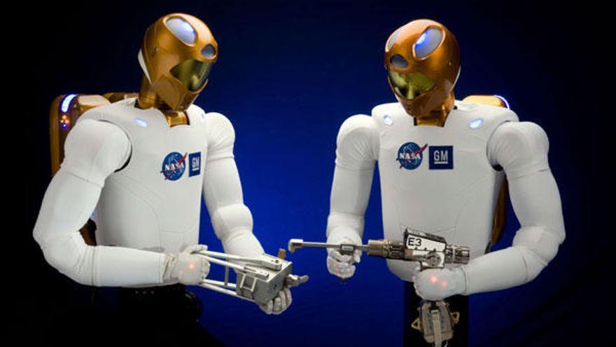 Dos de los robots humanoides de la Nasa.