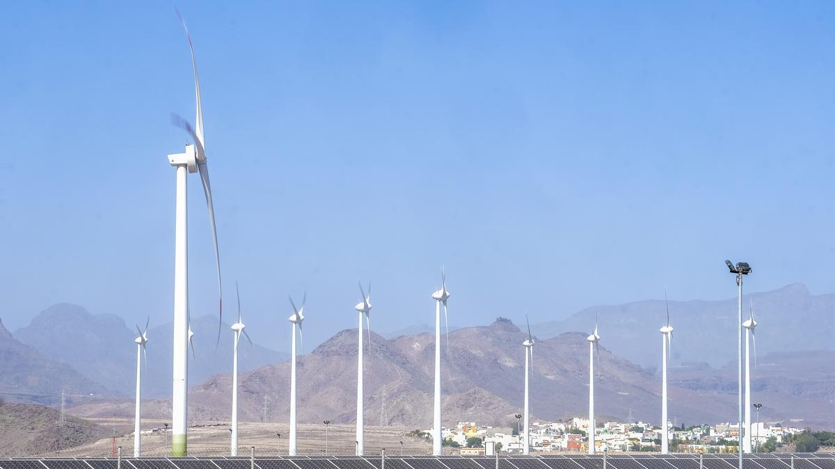 Paneles solares y aerogeneradores en Gran Canaria.