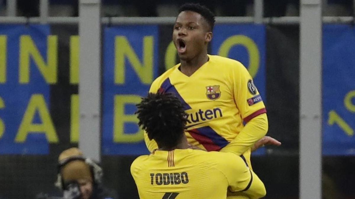 Ansu Fati, aupao por Todibo, tras marcar el 1-2 del Barça sobre el Inter.