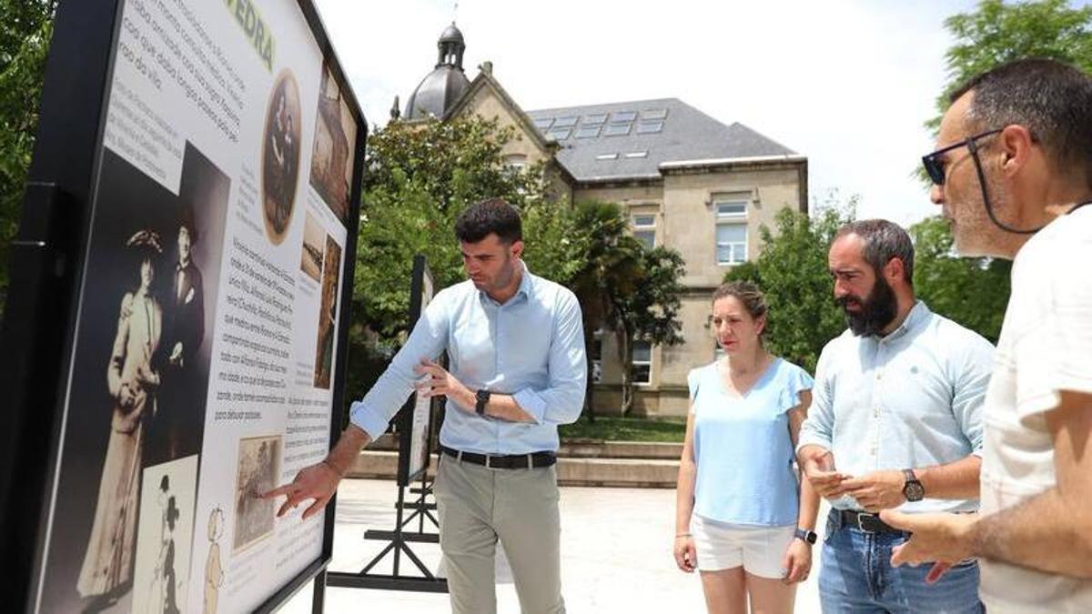 El regidor de A Estrada, primero izquierda, con el de Rianxo, tercero, en una miuestra sobre Castelao